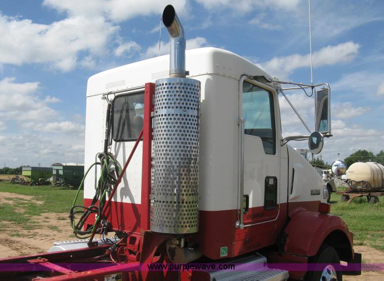 image for item K8720 2005 Kenworth T800 semi truck