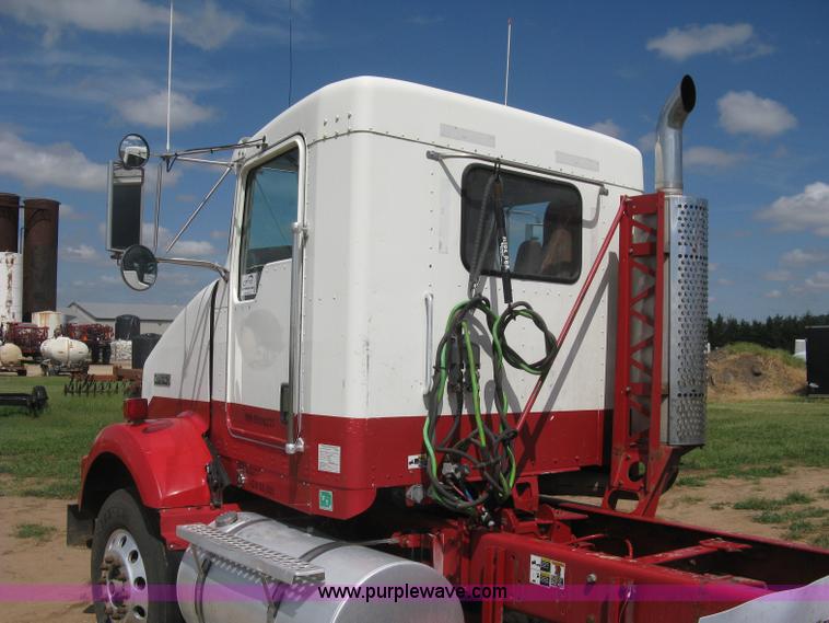 image for item K8720 2005 Kenworth T800 semi truck