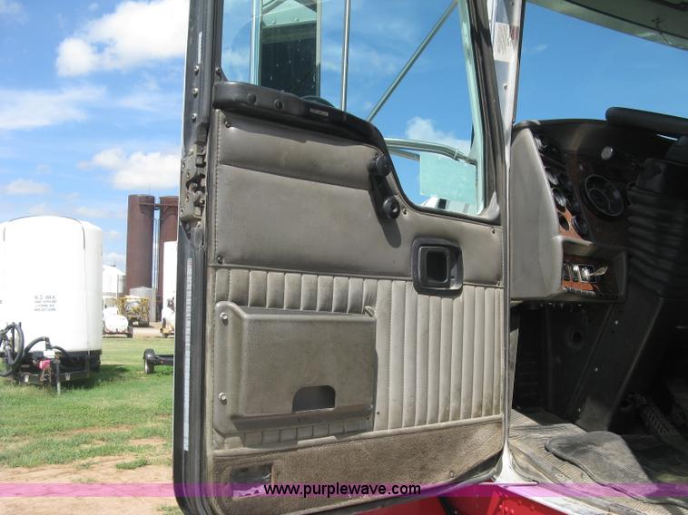 image for item K8720 2005 Kenworth T800 semi truck