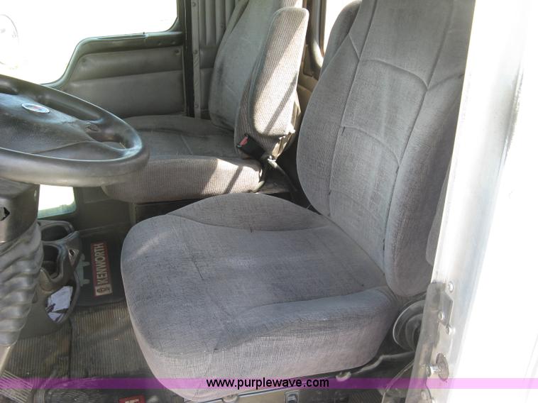 image for item K8720 2005 Kenworth T800 semi truck