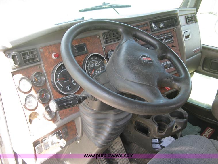 image for item K8720 2005 Kenworth T800 semi truck