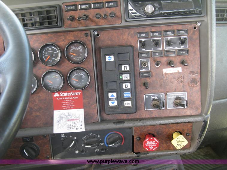 image for item K8720 2005 Kenworth T800 semi truck