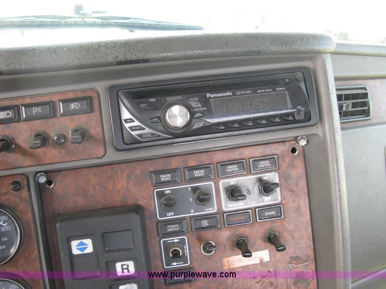 image for item K8720 2005 Kenworth T800 semi truck