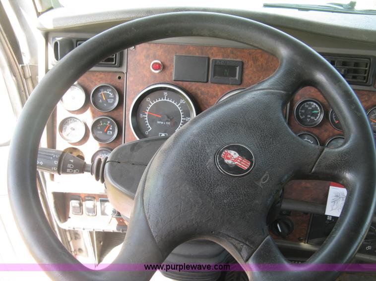 image for item K8720 2005 Kenworth T800 semi truck