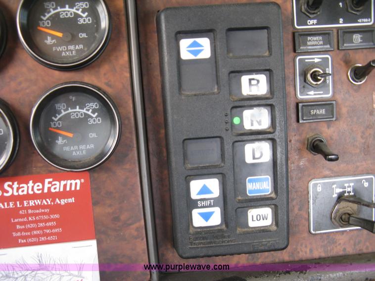 image for item K8720 2005 Kenworth T800 semi truck