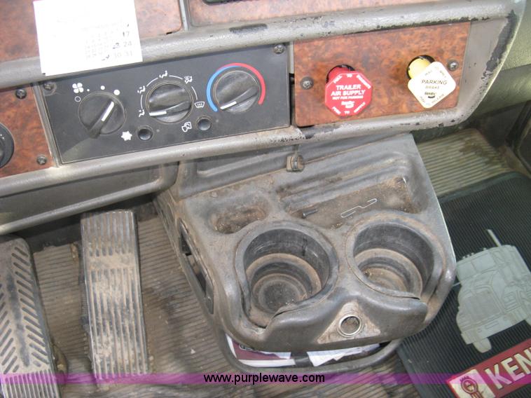 image for item K8720 2005 Kenworth T800 semi truck