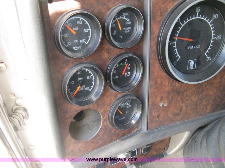 image for item K8720 2005 Kenworth T800 semi truck