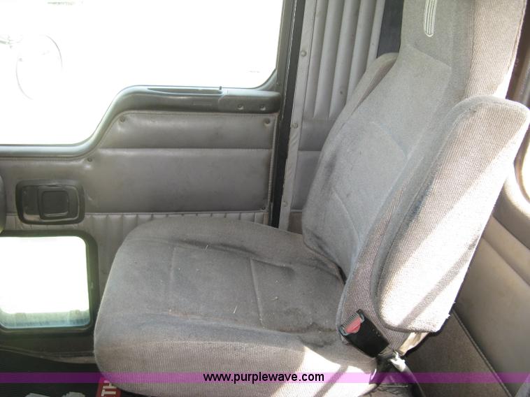 image for item K8720 2005 Kenworth T800 semi truck