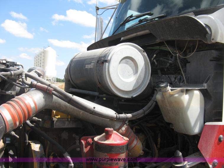 image for item K8720 2005 Kenworth T800 semi truck