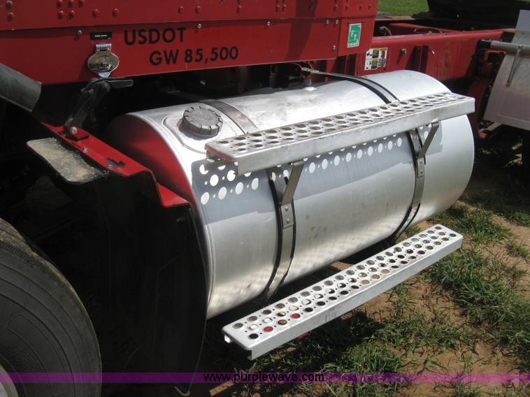 image for item K8720 2005 Kenworth T800 semi truck