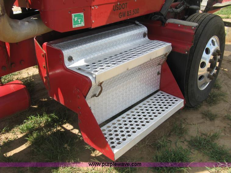 image for item K8720 2005 Kenworth T800 semi truck