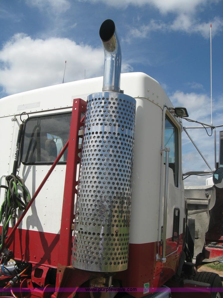 image for item K8720 2005 Kenworth T800 semi truck