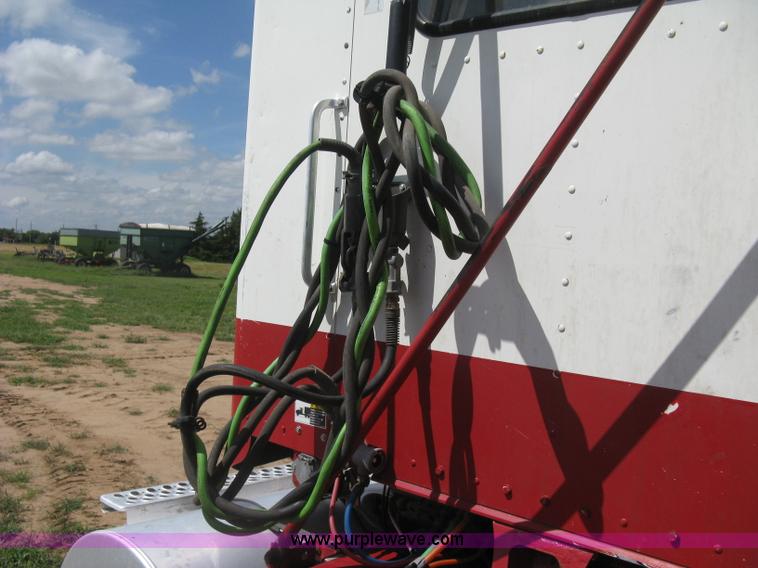 image for item K8720 2005 Kenworth T800 semi truck