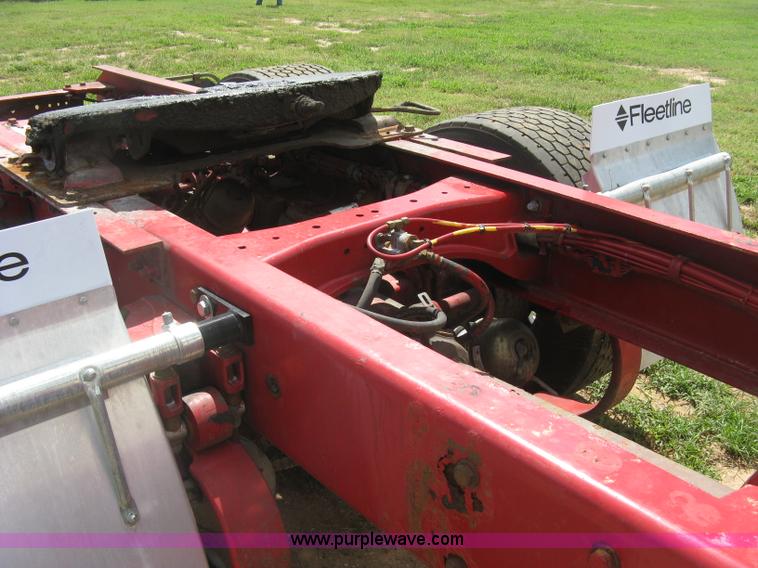 image for item K8720 2005 Kenworth T800 semi truck