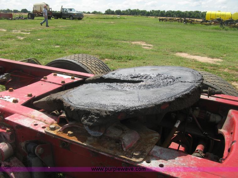 image for item K8720 2005 Kenworth T800 semi truck