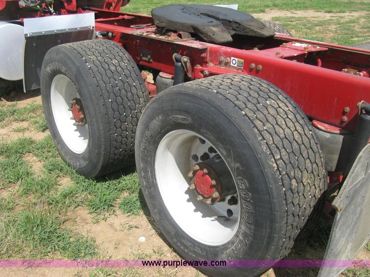 image for item K8720 2005 Kenworth T800 semi truck