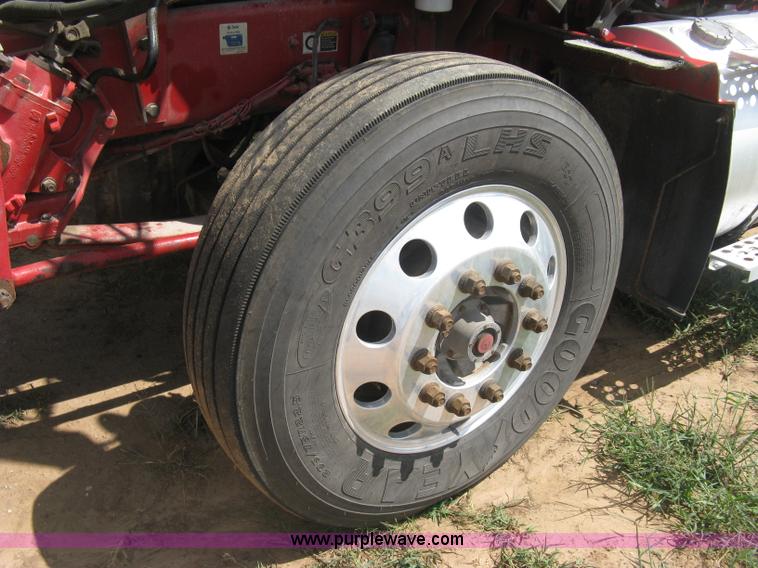 image for item K8720 2005 Kenworth T800 semi truck