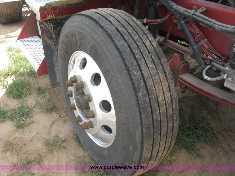 image for item K8720 2005 Kenworth T800 semi truck