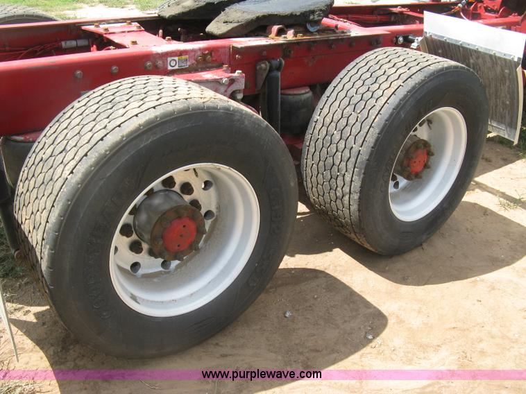 image for item K8720 2005 Kenworth T800 semi truck