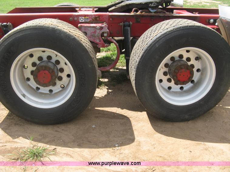 image for item K8720 2005 Kenworth T800 semi truck