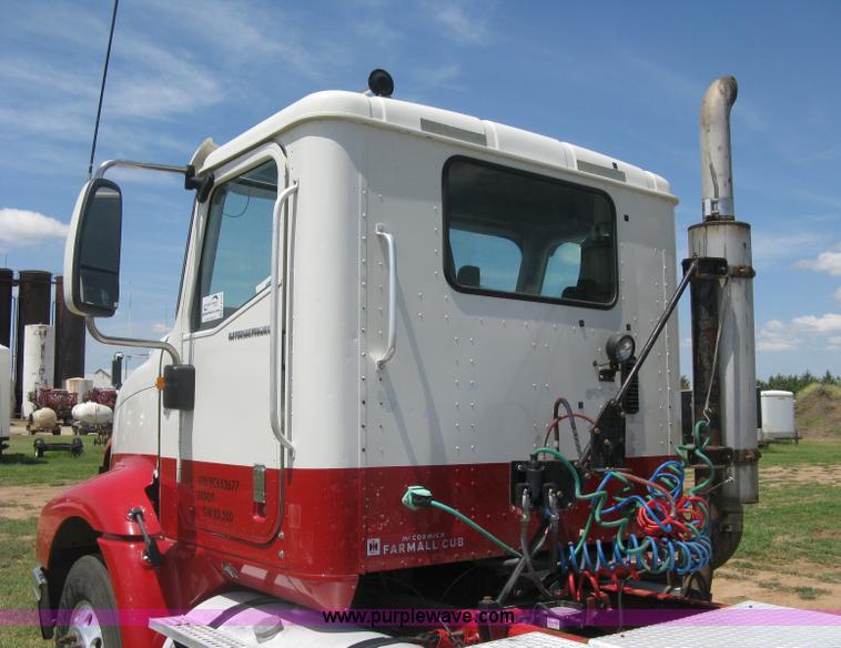 image for item K8722 2008 International 9200i semi truck