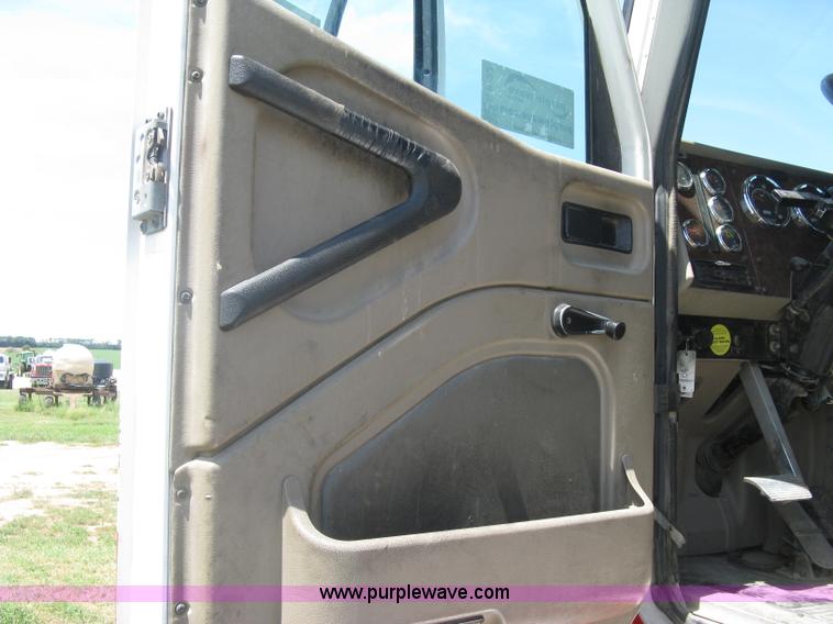 image for item K8722 2008 International 9200i semi truck