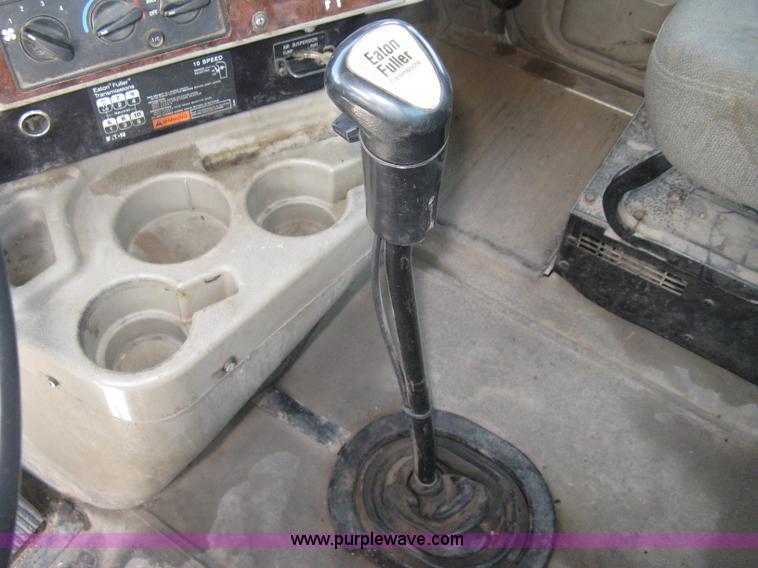 image for item K8722 2008 International 9200i semi truck