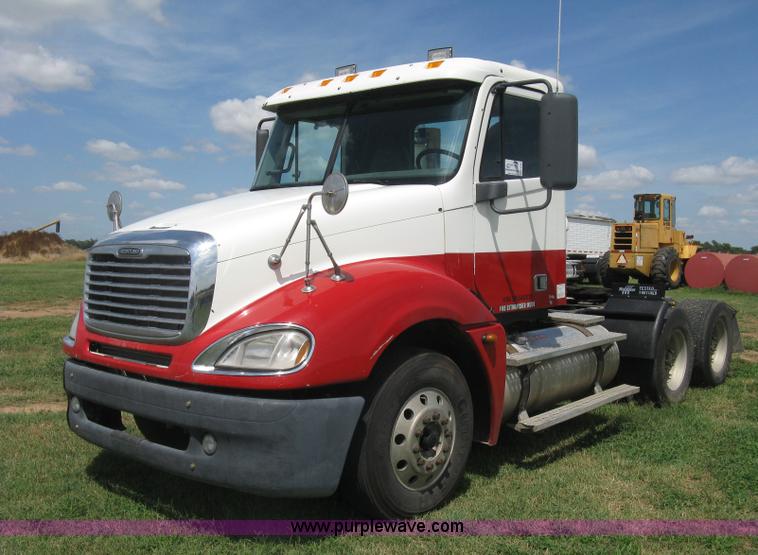 image for item K8728 2005 Freightliner Columbia semi truck