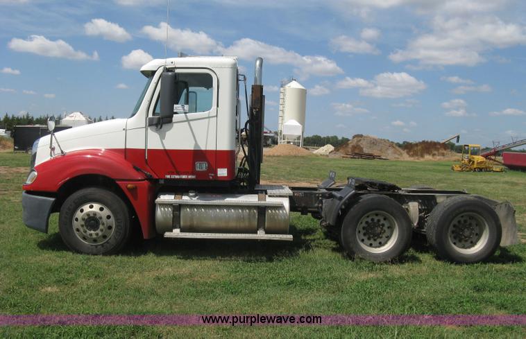 image for item K8728 2005 Freightliner Columbia semi truck