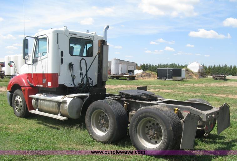 image for item K8728 2005 Freightliner Columbia semi truck