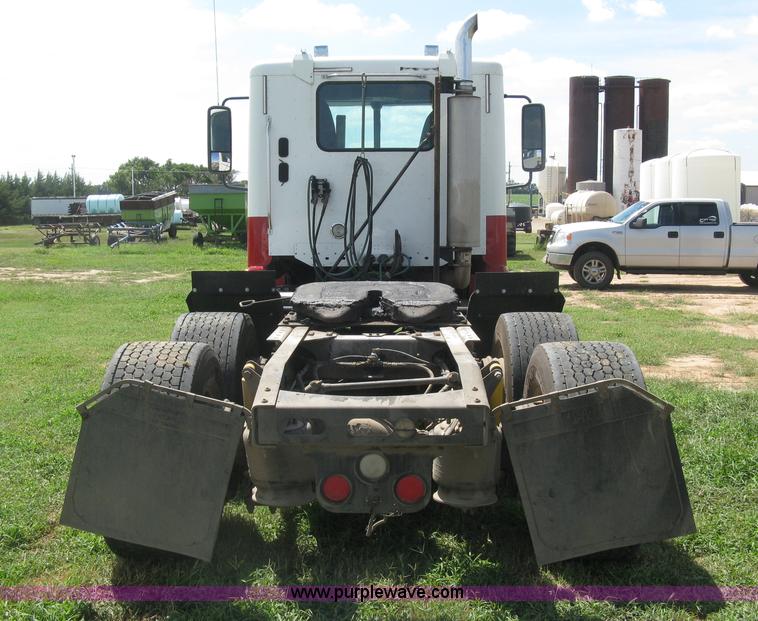 image for item K8728 2005 Freightliner Columbia semi truck