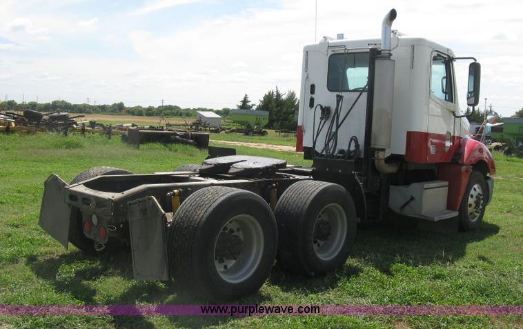 image for item K8728 2005 Freightliner Columbia semi truck