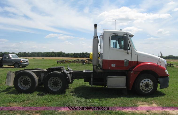 image for item K8728 2005 Freightliner Columbia semi truck