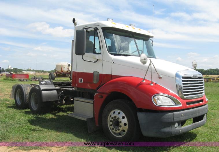 image for item K8728 2005 Freightliner Columbia semi truck