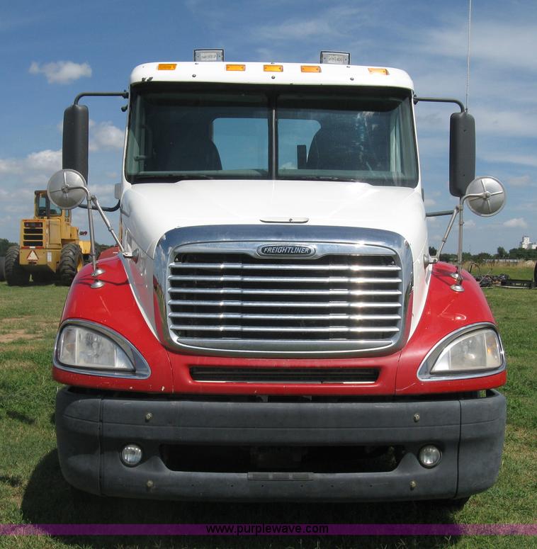 image for item K8728 2005 Freightliner Columbia semi truck