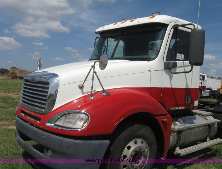 image for item K8728 2005 Freightliner Columbia semi truck