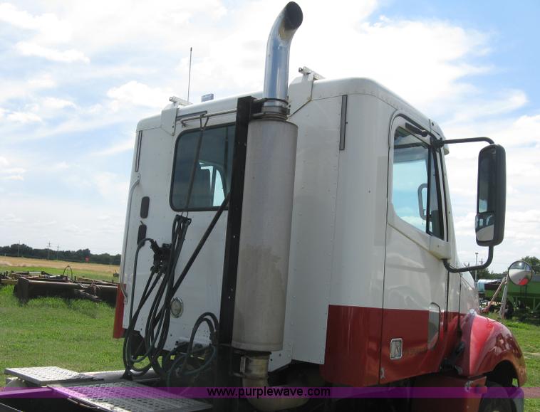 image for item K8728 2005 Freightliner Columbia semi truck