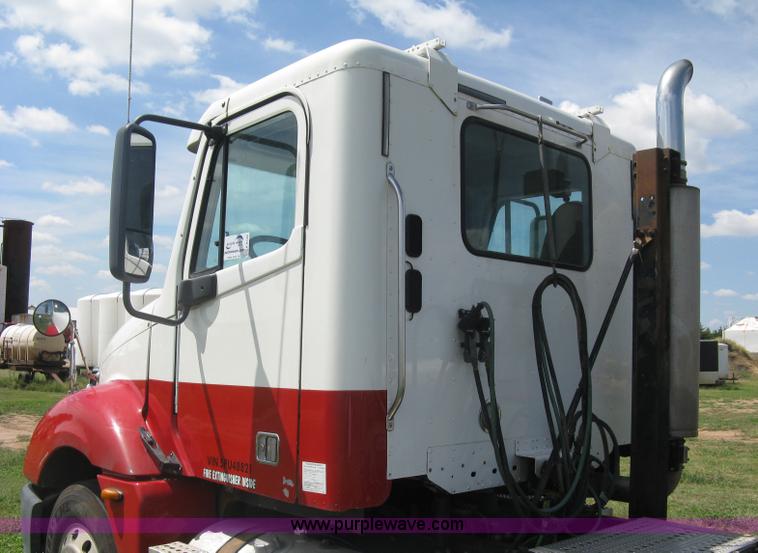 image for item K8728 2005 Freightliner Columbia semi truck