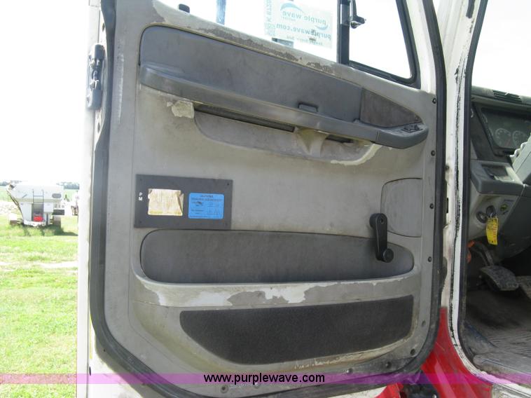 image for item K8728 2005 Freightliner Columbia semi truck