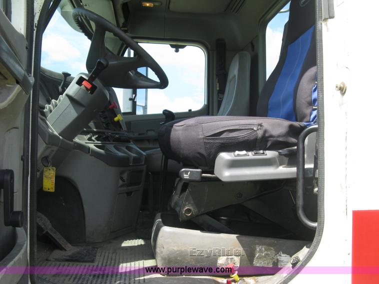 image for item K8728 2005 Freightliner Columbia semi truck