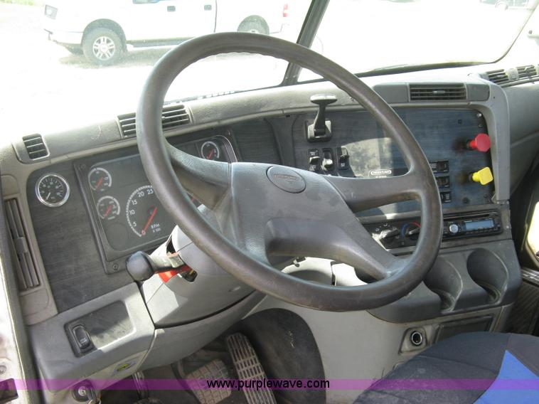 image for item K8728 2005 Freightliner Columbia semi truck