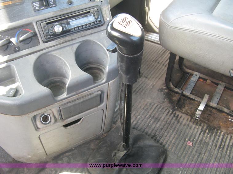 image for item K8728 2005 Freightliner Columbia semi truck