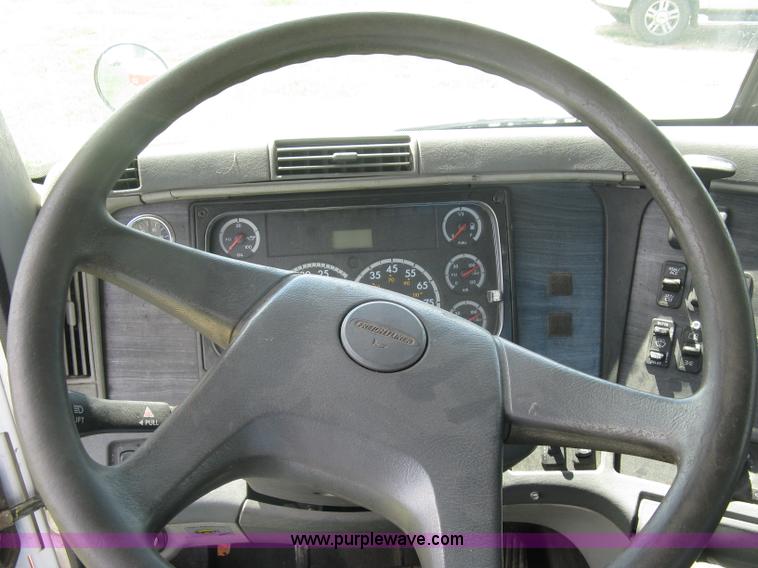 image for item K8728 2005 Freightliner Columbia semi truck