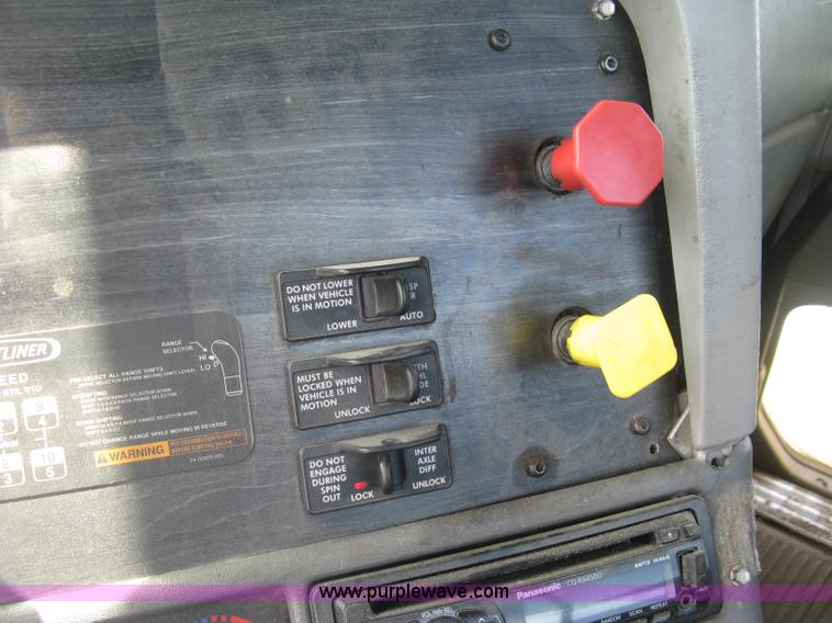 image for item K8728 2005 Freightliner Columbia semi truck