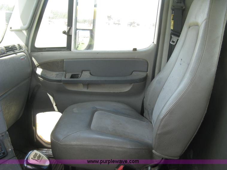 image for item K8728 2005 Freightliner Columbia semi truck