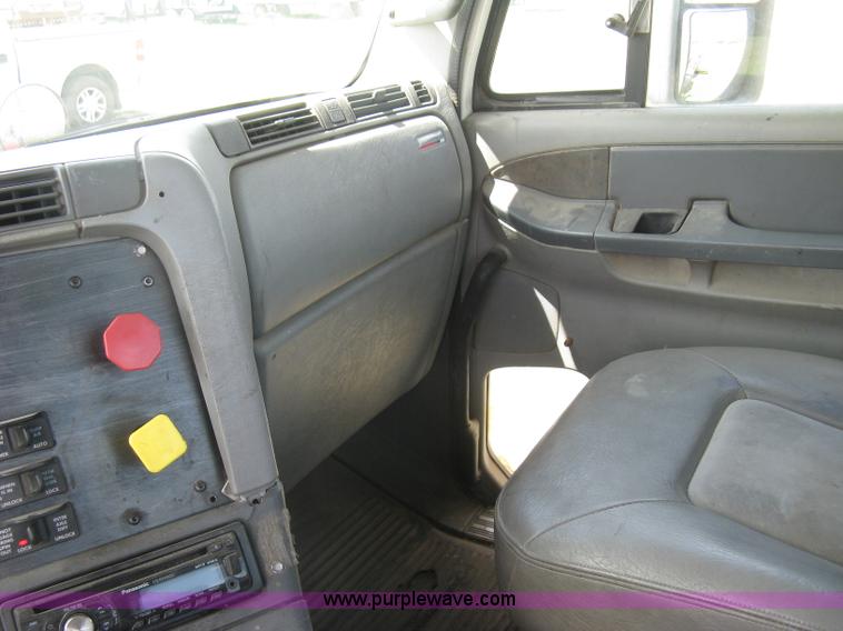 image for item K8728 2005 Freightliner Columbia semi truck