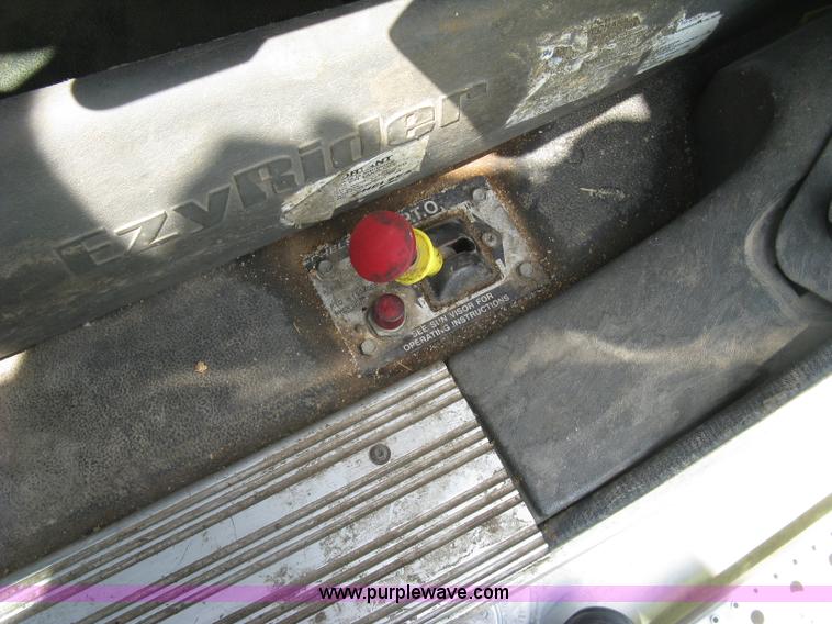 image for item K8728 2005 Freightliner Columbia semi truck