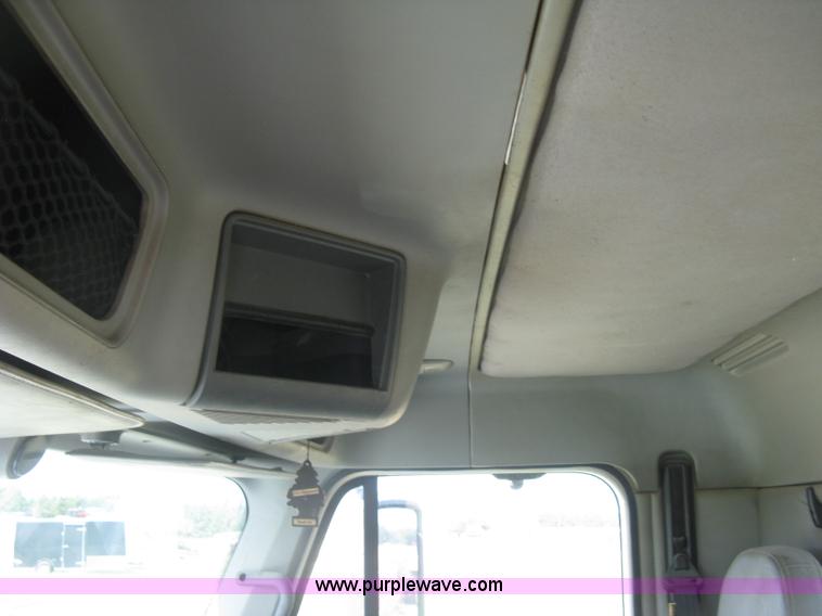 image for item K8728 2005 Freightliner Columbia semi truck