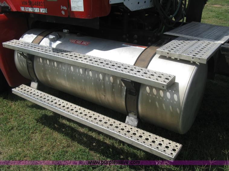 image for item K8728 2005 Freightliner Columbia semi truck