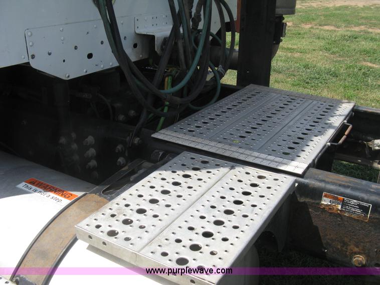 image for item K8728 2005 Freightliner Columbia semi truck